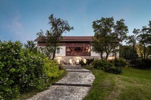 Willa Wzgórze Poręba - w ofercie darmowe ładowanie aut elektrycznychにある庭