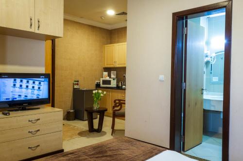 تلفاز و/أو أجهزة ترفيهية في Kingsgate Hotel Doha by Millennium Hotels