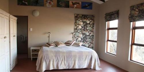 a bedroom with a bed in a room at Donkerhoek Country Living in Avondzon