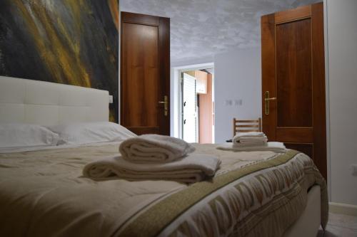a bedroom with a bed with towels on it at B&B La terrazza in Montalbano Elicona