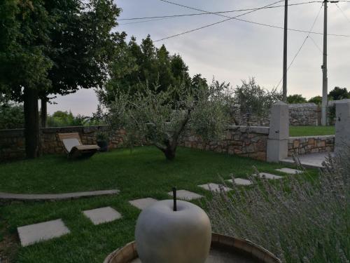 Taman di luar Agriturismo Ostrouska