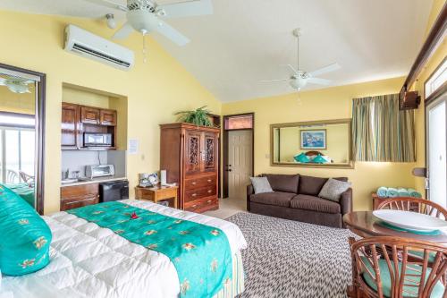 Letto o letti in una camera di Sebastian's on the beach hotel
