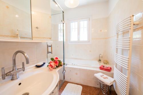 Ванная комната в VILLA LES ONDES VI4120