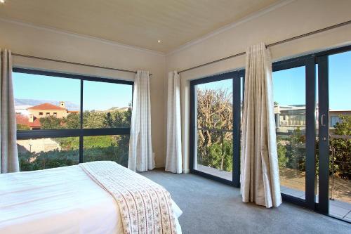 Giường trong phòng chung tại Sunset at Granula