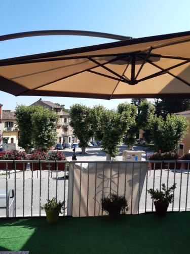 an umbrella on top of a balcony with plants at Boutique Hotel Palazzo Corso Umberto in Boiano