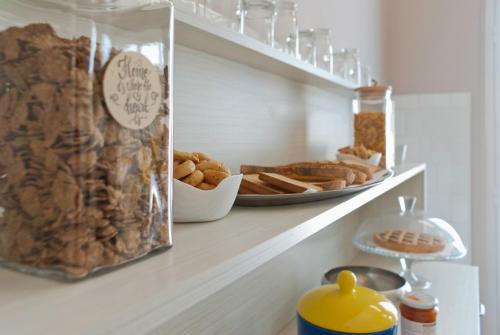 a shelf with a plate of bread and a plate of pastries at B&B Mamma Carolina in Sanarica