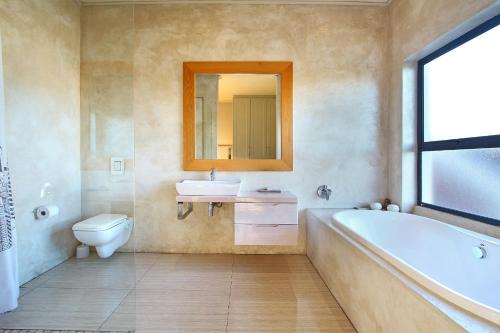 Phòng tắm tại Sunset at Granula