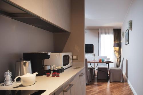 una cocina con encimera y microondas en Residenza Ducato Corte Contarina, en Venecia