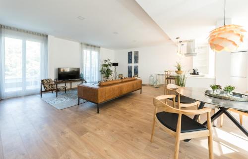 a living room with a table and a couch at Plaza de España Skyline in Madrid