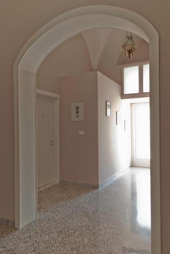 an open hallway with an archway in a house at B&B Mamma Carolina in Sanarica