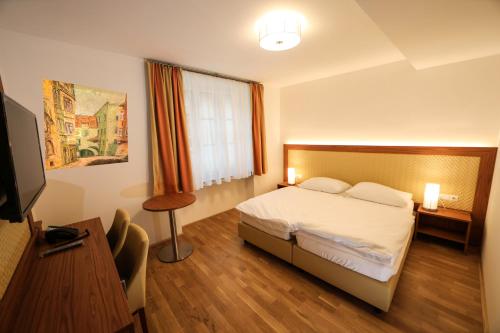 Un pat sau paturi într-o cameră la Das Schärding