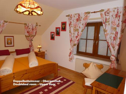 Un pat sau paturi într-o cameră la Gästehaus am Weinberg - Schlager