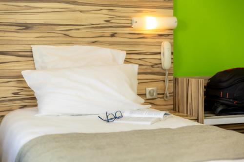 Un ou plusieurs lits dans un hébergement de l'établissement Hotel Terminus Saint-Charles