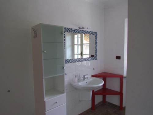 A bathroom at Riviera delle Langhe Wine Country House with a Pool