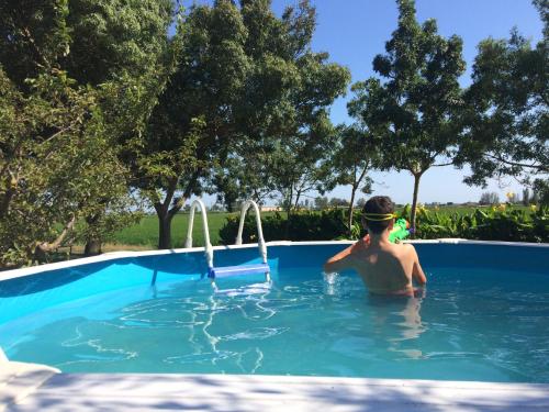 Bazén v ubytovaní Allotjament rural Illa de Mar alebo v jeho blízkosti