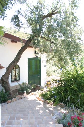 a house with a green door and a tree at La Maison Galu' in Itri