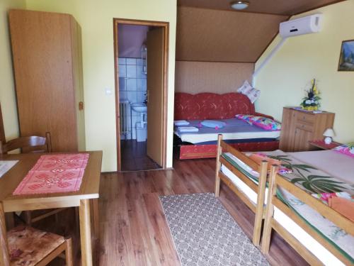 Ένα ή περισσότερα κρεβάτια σε δωμάτιο στο T.S.G. Šimanović