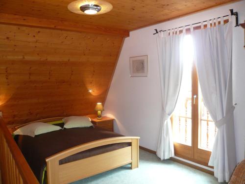 Ένα ή περισσότερα κρεβάτια σε δωμάτιο στο A l'Ancien Moulin