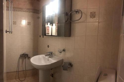 Koupelna v ubytování Dimitris House