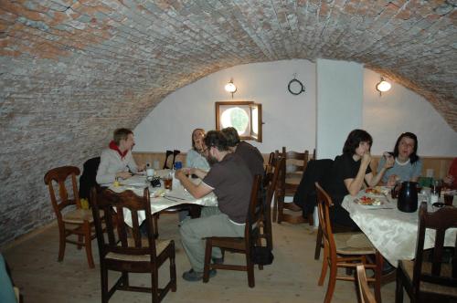 un grupo de personas sentadas en una mesa en un restaurante en Penzion Kremenisko, en Banská Štiavnica