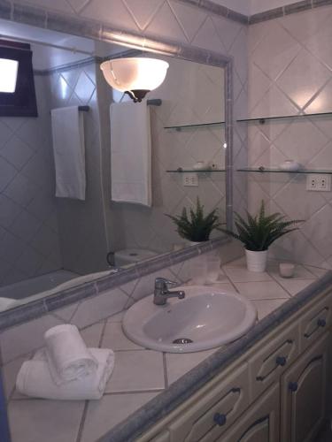 5 min walk from Yumbo! 417