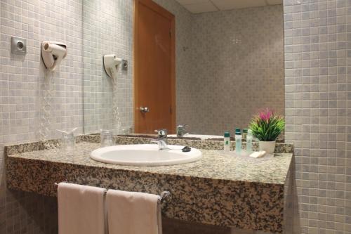 a bathroom with a sink and a mirror at Advise Hotels Reina in Vera