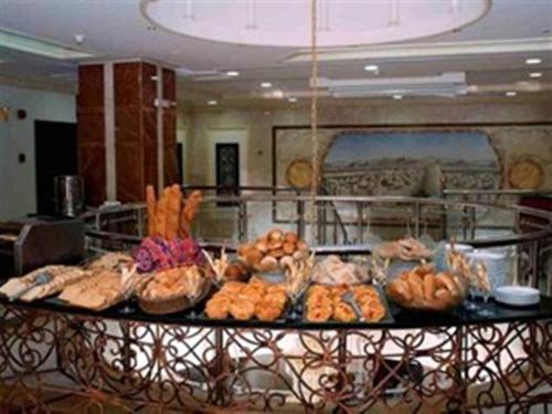 Makanan di atau berdekatan hotel