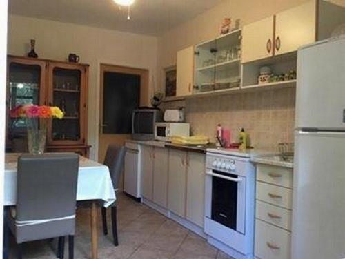 Apartments Mericaにあるキッチンまたは簡易キッチン