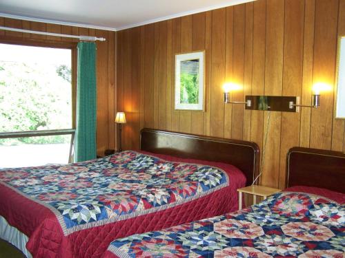 Un pat sau paturi într-o cameră la Golden Knight Inn and Suites