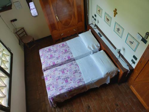 Un dormitorio con una cama con una manta. en Agriturismo Le Clementine, en Badia Polesine