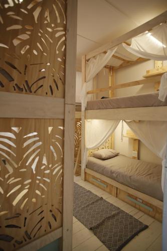 ケープタウンにあるMOY Guesthouse & Backpackersの壁付きの客室で、二段ベッド2組が備わります。