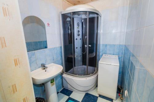 uma casa de banho com um chuveiro, um WC e um lavatório. em Buzkvartira on 2 microrayon em Buzuluk