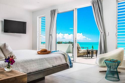 普羅維登西亞萊斯的住宿－Luxury Oceanfront Villa Delivers Mind Blowing Views, Direct Access To The Ocean，相簿中的一張相片