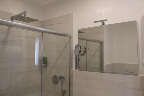 een badkamer met een douche en een spiegel bij B&B JOELE in Tropea