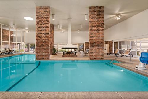a large pool with blue water in a building at Country Inn & Suites by Radisson, Woodbury, MN in Woodbury