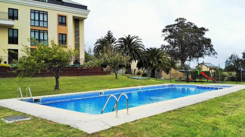 una piscina en un patio junto a un edificio en Apartagal-San Miguel Barreiros, en Barreiros