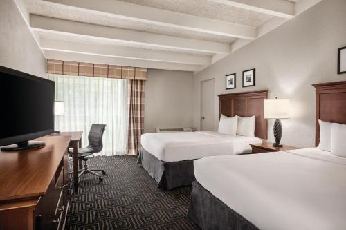 เตียงในห้องที่ Country Inn & Suites by Radisson, Woodbury, MN