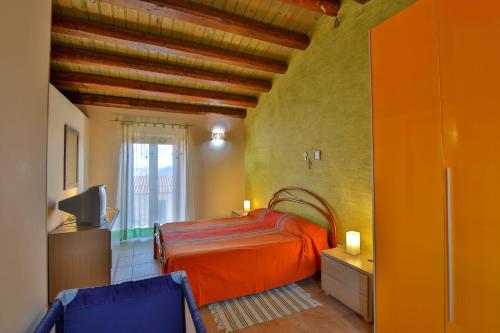 um quarto com uma cama e uma televisão em Madonie Park Gates - Casa in C.Da Donalegge em Castellana Sicula