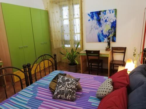 A bed or beds in a room at Guglielmo room's B&B