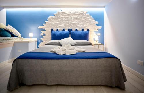 una camera da letto con un grande letto con asciugamani di Al Chiaro di Luna a Fondi