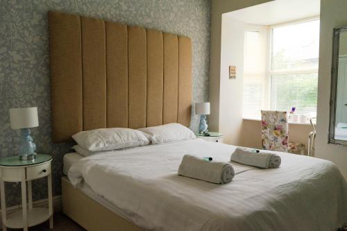 Uma cama ou camas num quarto em Wavecrest