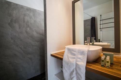 een badkamer met een wastafel en een spiegel bij Life is Good in SXM in Saint Martin