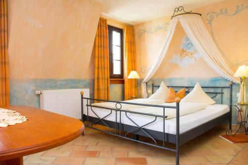 - une chambre avec 2 lits et une table dans l'établissement Hotel Casa Rustica - Eintrittskarten für den Europapark erhalten Sie garantiert über uns!, à Rust