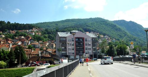 una furgoneta conduciendo por una carretera en un puente en Apartment Exclusive, en Užice