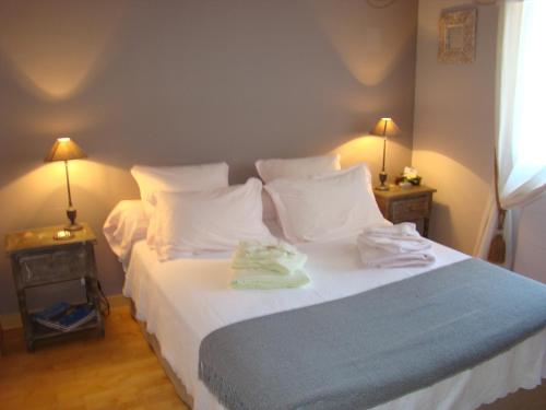 a bedroom with a bed with white sheets and pillows at B&B L'Oustalet de Sylvie in Villeneuve-lès-Avignon