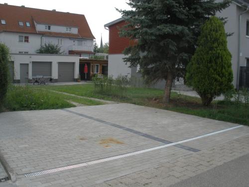 an empty parking lot in front of a house at Ferienwohnungen Flora in Bad Windsheim