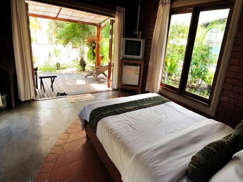 Postel nebo postele na pokoji v ubytování Rachavadee Bankrut Resort