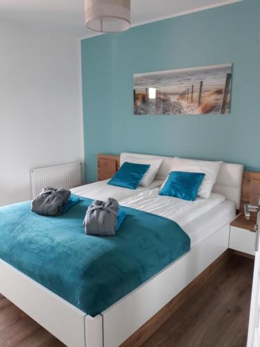 グダニスクにあるSeaGdansk @ Waterlane Islandの青い壁の客室で、ツインベッド2台が備わります。