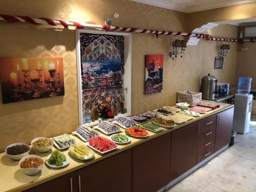 een buffet lijn met veel verschillende soorten eten bij Hotel Megaron in Istanbul