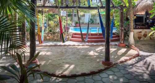 un parque infantil con piscina en un complejo en Cocos Cabañas Playa del Carmen Adults Only en Playa del Carmen